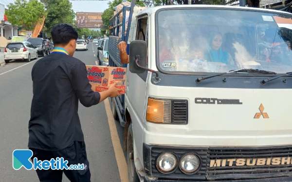 Thumbnail Berita - PMII Pacitan Galang Donasi, Bantu ODGJ, Yatim, dan Lansia di Petungsinarang