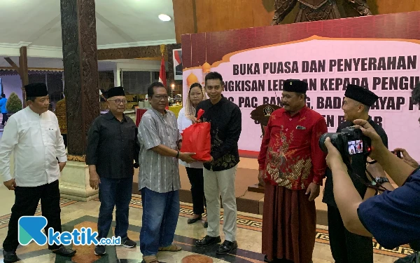 Thumbnail Berita - DPC PDIP Kabupaten Blitar Gelar Buka Bersama dan Bagikan 3.600 Parcel untuk Kader