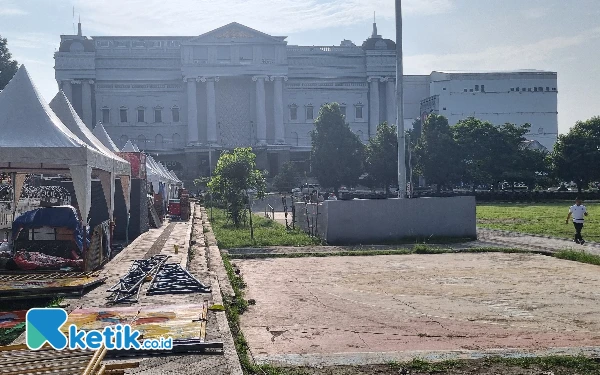 Foto Pasar malam Denggung kali ini berbeda. Penyelenggara mensterilkan jogging track dari para pedagang. Dengan begitu kegiatan ekonomi dan aktifitas warga berolahraga dapat berjalan beriringan. (Foto: Fajar Rianto / Ketik.co.id)