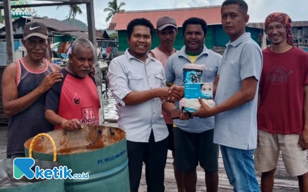 Foto Penyerahan sejumlah tempat sampah di PT. Yellu Mutiara kepada Pokdaling Kafopojey sebagai bentuk dukungan aksi yang dilakukan. (Foto: Abi/Ketik.co.id)