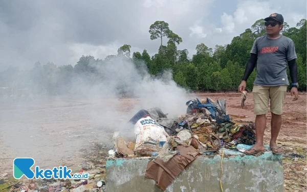 Foto Pembersihan sampah di lingkungan pemukiman warga Kampung Usaha Jaya, Distrik Misool Timur. (Foto: Abdul Karim)