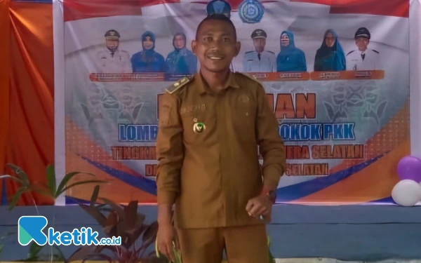 Foto Muhlis Ali Hi Kadir Kepala Desa Sawadai diwawancarai usai penilaian. (Foto:Mursal Bahtiar/Ketik.co.id)