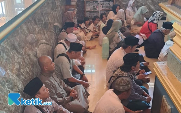 Foto Jamaah ziarah Safari Religi Pemuda Pancasila Sidoarjo berdoa di pesarehan Syech Maulana Ishaq, Paciran, Lamongan. (Foto: Fathur Roziq/ketik.co.id)