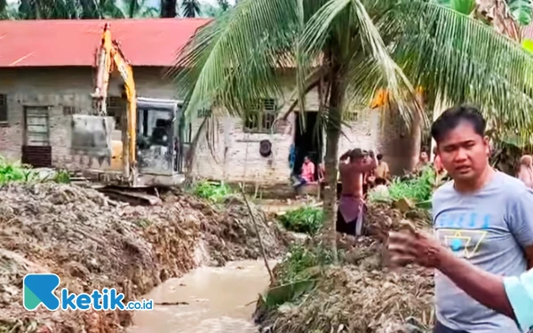 Foto Tommy (kanan) saat memantau normalisasi parit di Kelurahan Sirandorung sebagai upaya penanggulangan banjir. (Foto : Joko/Ketik.co.id)