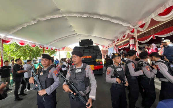 Foto Pelaksanaan pemusnahan barang bukti narkotika oleh BNN Jatim di Sampang mendapat pengawalan ketat dari Brimob bersenjata lengkap. (Istimewa/ Humas BNN Jatim)