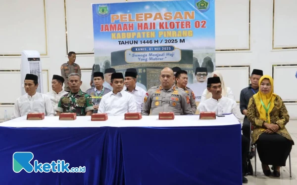 Foto Wakil BupatinPinrang Sudirman Bungi Di Dampingi Forkopimda Pinrang Saat Melepas Calon Jamaah Haji Asal Pinrang