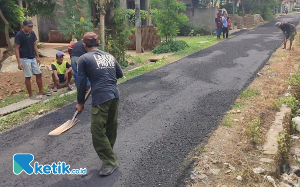 Foto Pengerjaan pengaspalan jalan dari anggaran BKK DPRD tahun 2025 di Dusun Wringin Jejer, Desa Gondek, Kecamatan Mojowarno, Kabupaten Jombang, Rabu (30/4/2025).