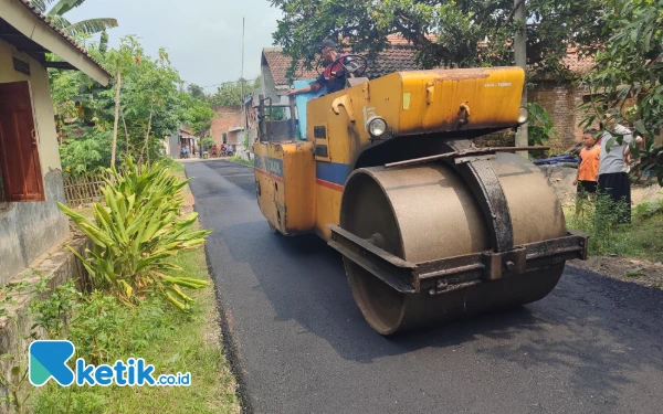 Foto Pengerjaan pengaspalan jalan dari anggaran BKK DPRD tahun 2025 di Dusun Wringin Jejer, Desa Gondek, Kecamatan Mojowarno, Kabupaten Jombang, Rabu (30/4/2025).