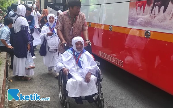 Thumbnail Berita - Langkah Awal ke Tanah Suci, JCH Kloter Pertama Tulungagung Tiba di Asrama Haji Surabaya