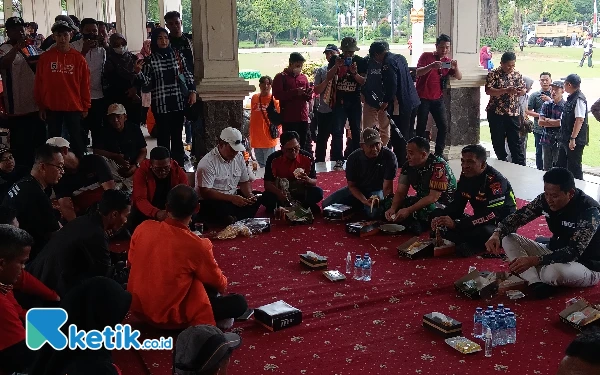 Foto Bupati Sidoarjo Subandi makan bersama  Forkopimda dan para buruh di Paseban Alun-Alun Sidoarjo. (Foto:Fathur Roziq/Ketik.co.id)