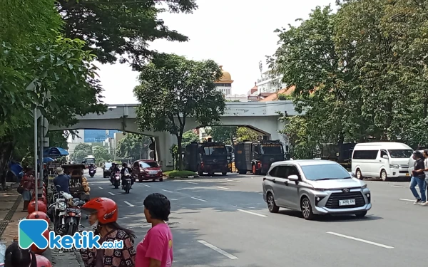 Foto Ruas Jalan Pahlawan satu sisi, masih bisa dilalui pengguna jalan (Foto: Martudji, ketik.co.id)