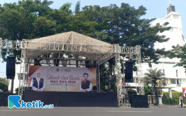 Thumbnail Berita - Peringatan May Day 2025  Sambut Buruh, Pemprov Jatim Pasang Panggung di Depan Kantor Gubernur Jatim