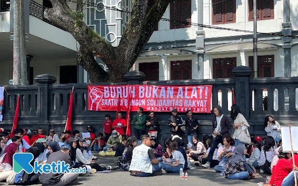 Thumbnail Berita - Serikat Buruh di Kota Malang Serukan Pencabutan UU Cipta Kerja, Kritik Revisi UU TNI Soal Keterlibatan Militer dalam Sipil