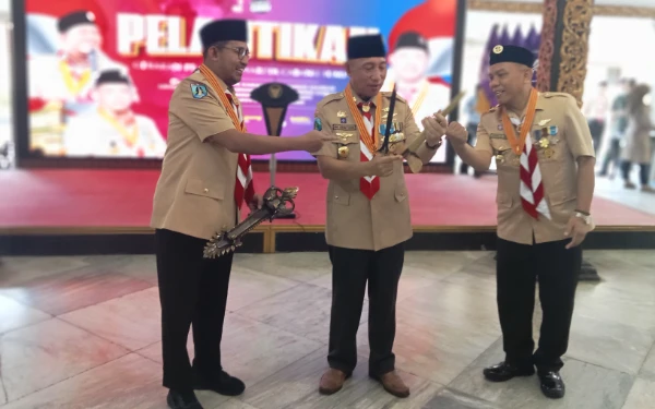 Thumbnail Berita - HM Arum Sabil Terima Cinderamata Keris Aengtongtong dari Bupati Sumenep