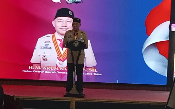 Foto Arum Sabil saat berorasi di podium usai melantik Kwarcab Sumenep ( foto : Ach. Suni / Ketik.co.id )