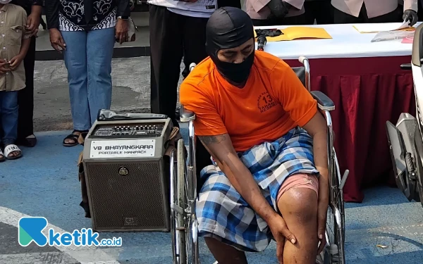 Foto Tersangka SA perampas motor guru SD dihadiahi timah panas oleh petugas (Foto.Ismail Hs/Ketik.co.id)
