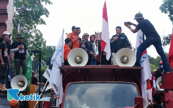 Foto Bupati Sidoarjo Subandi menjawab tuntutan para pekerja dari atas mobil komando. (Foto: Fathur Roziq/Ketik.co.id)