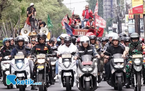 Foto Bupati Sidoarjo Subandi memimpin iring-iringan ribuan pekerja dari Sidoarjo menuju Surabaya. Bersama Kapolresta Sidoarjo Kombespol Christian Tobing serta Dandim Sidoarjo Letkol Inf Dedyk Wahyu Widodo. (Foto: Fathur Roziq/Ketik.co.id)