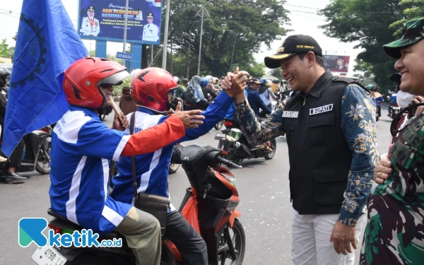 Foto Bupati Sidoarjo Subandi bersama Dandim 0816/Sidoarjo Letkol Inf Dedyk Wahyu Widodo melepas rombongan massa buruh di Bundaran Waru. (Kominfo Sidoarjo)