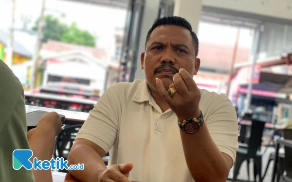 Foto Rudy, salah seorang warga Desa Palak Hulu yang tak percaya atas kepemimpinan kades saat diwawancarai awak media di Blangpidie, Kamis, 1 Mei 2025. (Foto: Cutbang Ampon/Ketik.co.id)