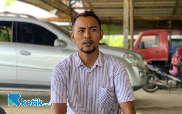Foto Kepala Desa Palak Hulu, Edi Azhar diwawancarai awak media, Kamis, 1 Mei 2025. (Foto: Cutbang Ampon /Ketik.co.id)