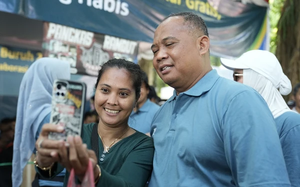 Foto Disela acara peringatan May Day 2025, Bupati Sleman Harda Kiswaya diajak swafoto oleh salahsatu peserta. (Foto: Prokopim Sleman / Ketik.co.id)