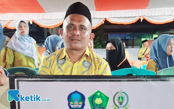 Foto Camat Obi Fadin ketiak diwawancarai (Foto:Mursal Bahtiar/Ketik.co.id)