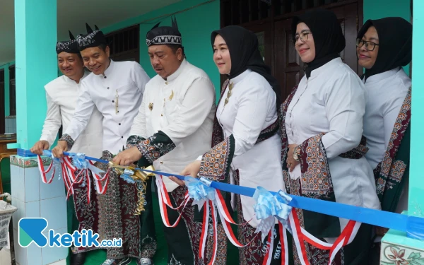 Foto Bupati Jombang Warsubi (temgah) didampingi Ketua TP PKK Yulianti Nugrahani Warsubi (kedua kanan) meninjau ruang kelas setelah peresmian dan launching kegiatan fisik dalam rangka 100 hari kerja di SDN Trawasan, Sumobito. Foto/Syaiful Arif/