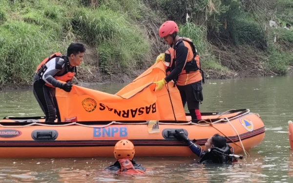 Thumbnail Berita - Mobil Terjun ke Sungai Nganjuk, Tim SAR Evakuasi Jenazah Pengemudi
