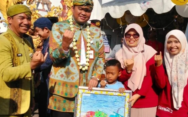 Thumbnail Berita - Rendra Torres, Siswa Inklusi SDN 2 Krapyak Jepara, Tunjukkan Bakat Lewat Hadiah untuk Gus Wabup