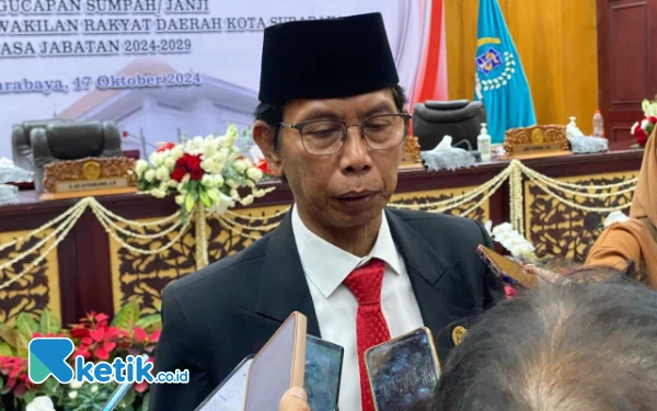 Thumbnail Berita - Dicopot dari Ketua PDIP Surabaya, Berikut Profil Adi Sutarwijono