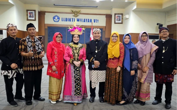 Thumbnail Berita - Kepala LLDIKTI Wilayah VII Kenakan Pakaian Adat Gorontalo pada Peringatan Hardiknas 2025