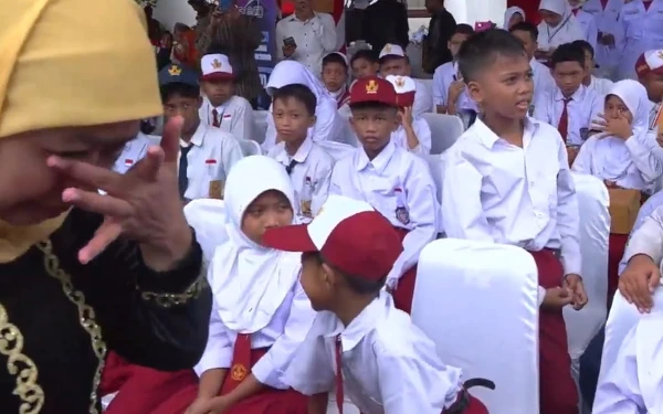 Thumbnail Berita - Momentum ini Buat Khofifah Menangis Saat Peringati Hardiknas