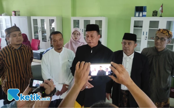 Foto Wakil Kepala SMKN 5 Jember, Juman saat diwawancarai awak media terkait hilangnya pelajar asal Jember saat mendaki gunung di Bondowoso. (Foto: Atta/ Ketik.co.id)