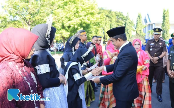 Foto Penyerahan Penghargaan Kepada Siswa Siswi Berprestasi dan Tokoh Pendidikan Oleh Wakil Bupati Pinrang Sudirman Bungi
