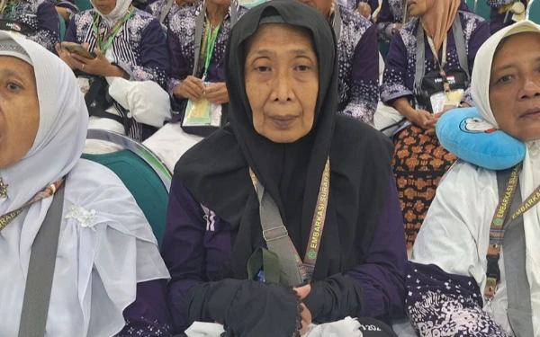Foto Sri Dewi Sudarwati JCH asal Kabupaten Kediri akan berangkat ke Tanah Suci hari ini, Sabtu, 3 Mei 2025. (Foto: Humas Asrama Haji Surabaya)