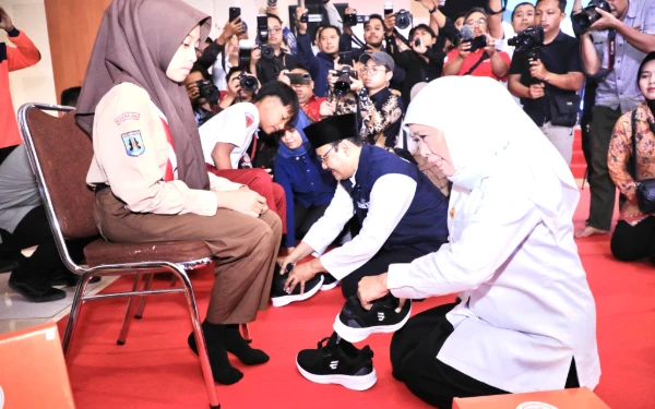 Thumbnail Berita - Kompak! Gus Ipul-Khofifah Pakaikan Sepatu untuk Calon Murid Sekolah Rakyat