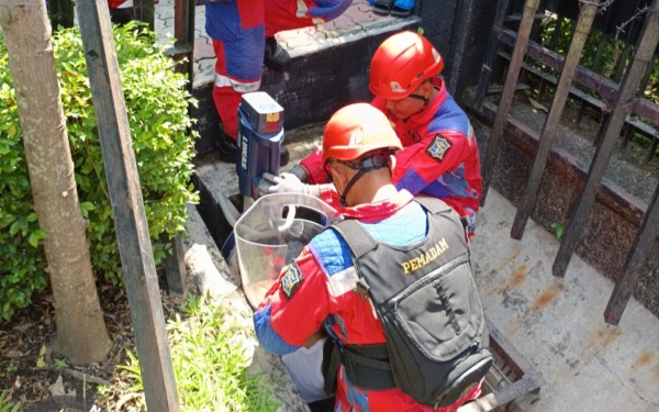 Thumbnail Berita - Asik Main di Selokan, Kaki Bocah 8 Tahun Tersangkut di Besi Penutup