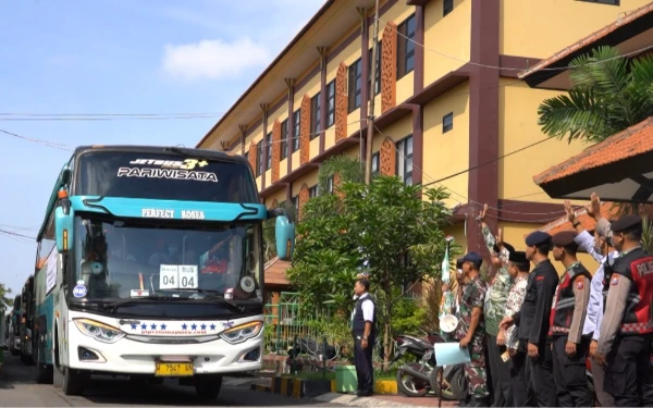 Thumbnail Berita - Fast Track Embarkasi Surabaya Buat JCH Pangkas Waktu Menuju Baitullah