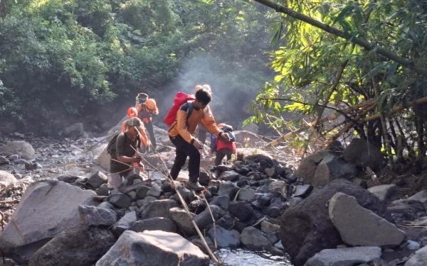 Thumbnail Berita - Posisi Pendaki Jatuh di Gunung Saeng Sudah Ditemukan, Tim SAR Belum Bisa Evakuasi