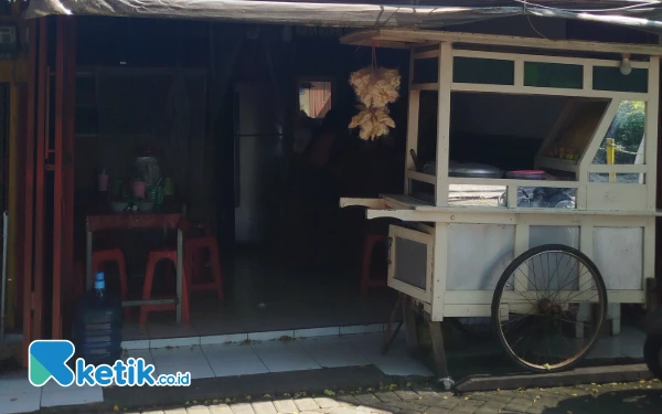 Foto Tampak depan gerobak soto ayam kampung Bang Vian. (Foto: Azza/Ketik.co.id)