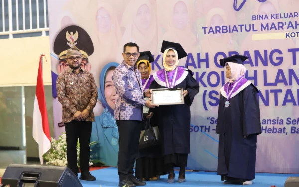 Thumbnail Berita - Sukses Wisuda SOTH, Wali Kota Batu Apresiasi PD Aisyiyah