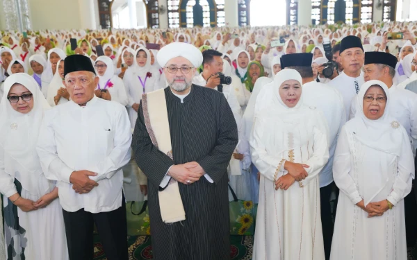 Thumbnail Berita - Bersama Jemaah Muslimat NU, Gubernur Khofifah Mohon Doa Cicit Syech Abdul Qadir Al Jailani untuk Kedamaian Jatim dan Indonesia