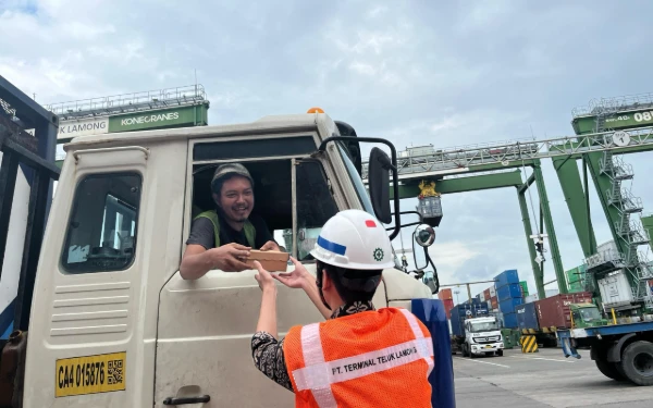 Thumbnail Berita - Asyik! Ratusan Sopir Truk di Terminal Teluk Lamong Dapat Makanan Bergizi