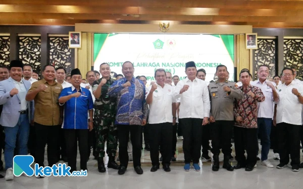 Foto Ketua Umum KONI Sidoarjo Imam Mukri diapit Bupati Sidoarjo Subandi (kanan) dan Ketua Umum KONI Jatim M. Nabil bersama pengurus dan stakeholders lainnya. (Foto: Diskominfo Sidoarjo)
