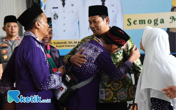 Foto Bupati Sidoarjo Subandi memeluk calon jamaah haji Sidoarjo yang akan berangkat dari Pendopo Delta Wibawa pada Minggu (4 Mei 2025). (Foto: Sigit Kominfo Sidoarjo).