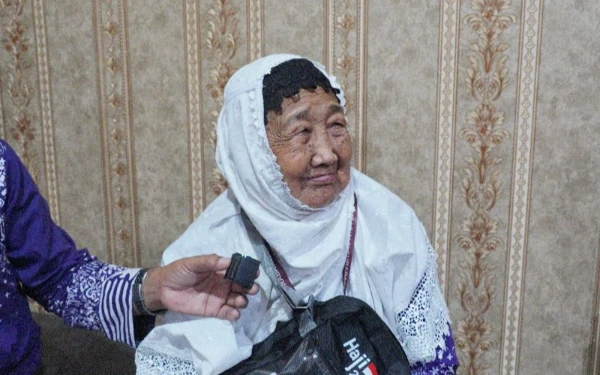 Thumbnail Berita - Nenek 91 Tahun Asal Gresik Berangkat Ibadah Haji Setelah 20 Tahun Menabung