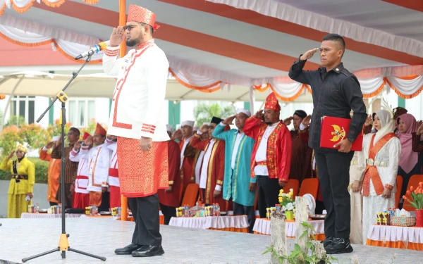 Foto Bassam Kasuba saat memimpin upacara Hardiknas 2025 (Foto: Mursal/Ketik.co.id)