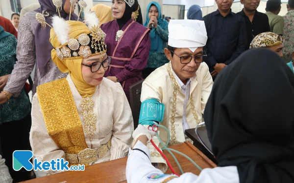 Thumbnail Wakil Bupati Helmi Umar Muchsin dan Ketua GOW antusias dalam pemeriksaan kesehatan gratis yang diselenggarakan Dinas Kesehatan di lobi Kantor Bupati (Foto:Mursal/Ketik.co.id) (Senin 5 Mei 2025)