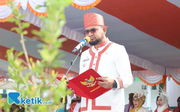 Thumbnail Bupati Bassam Kasuba membacakan pidato Menteri Pendidikan Dasar dan Menengah Republik Indonesia Abdul Mu’ti. (Foto:Mursal/Ketik.co.id) (Senin 5 Mei 2025)